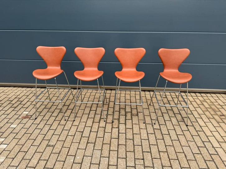 Tabourets de bar Fritz Hansen série 7 Arne Jacobsen NEUF !, Maison & Meubles, Canapés | Repose-pieds & Poufs, Enlèvement ou Envoi