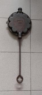 Antiek rond wafelijzer in gietijzer merk UMAFO nr. 213, Antiek en Kunst, Ophalen of Verzenden