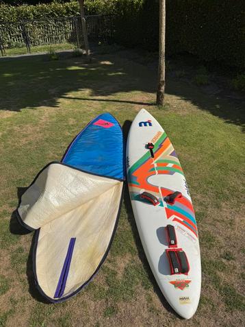 Mistral Screamer met 2 masten 2 zeilen, giek, mastvoet, … beschikbaar voor biedingen