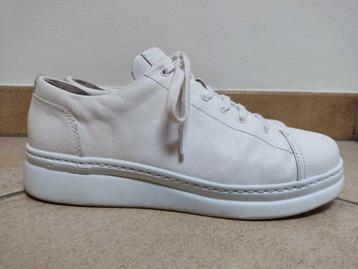 Witte sneakers merk Camper, maat 39, zo goed als nieuw beschikbaar voor biedingen