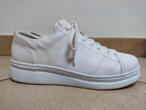 Witte sneakers merk Camper, maat 39, zo goed als nieuw, Kleding | Dames, Schoenen, Nieuw, Sneakers, Wit, Ophalen of Verzenden