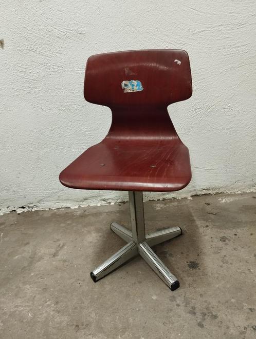 Retro kleuterschoolstoeltje Pagholz op kruisvoet, Huis en Inrichting, Stoelen, Gebruikt, Eén, Hout, Metaal, Bruin, Ophalen of Verzenden