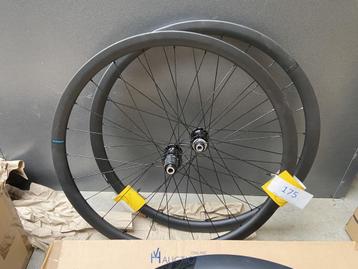 GLOEDNIEUW wielset Shimano carbon beschikbaar voor biedingen