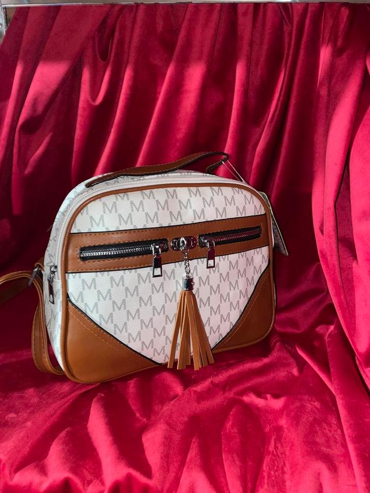 Nieuwe handtas “M” logo wit, Handtassen en Accessoires, Tassen | Damestassen, Nieuw, Handtas, Wit, Ophalen of Verzenden