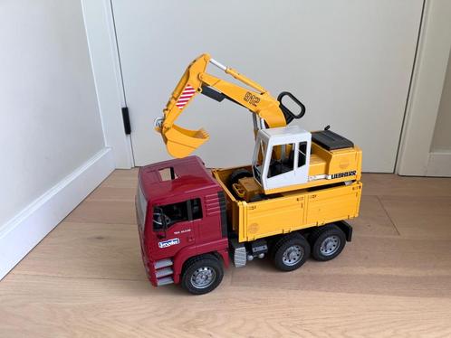 Bruder vrachtwagen met Liebherr graafmachine, Kinderen en Baby's, Speelgoed |Speelgoedvoertuigen, Zo goed als nieuw, Ophalen
