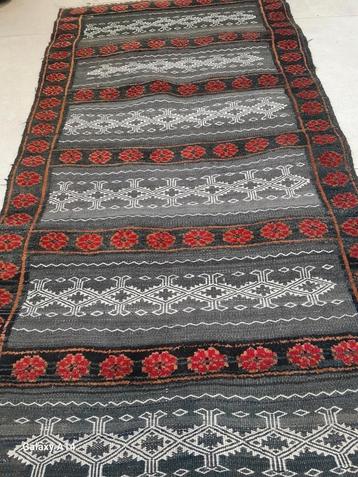 Ancien Tapis afghans  disponible aux enchères