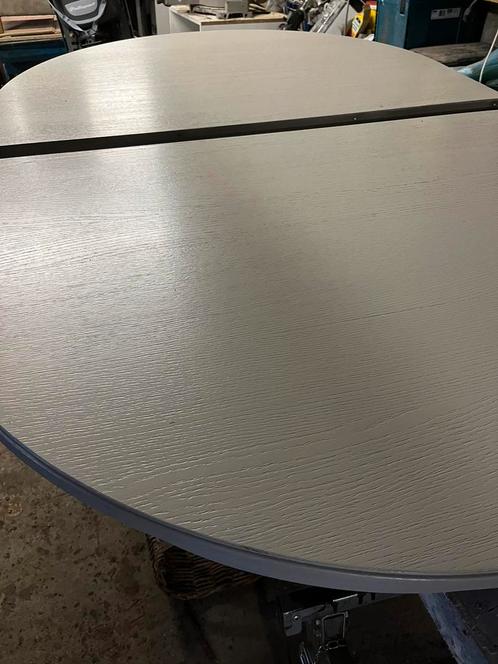 Table ovale en chêne pouvant accueillir jusqu'à 12 personnes, Maison & Meubles, Tables | Tables mange-debout, Comme neuf, Enlèvement ou Envoi