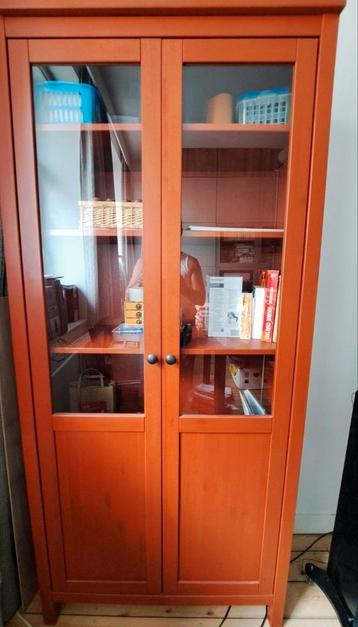 Ikea vitrinekast in perfecte staat - gratis levering!, Huis en Inrichting, Ophalen of Verzenden, Zo goed als nieuw