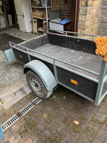 Aanhangwagen met enkele as en twee reserve wielen beschikbaar voor biedingen