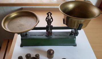 Vintage weegschaal + gewichten beschikbaar voor biedingen