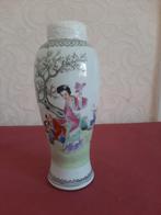 Chinese porseleinen vaas met handgeschilderd tafereel, Antiek en Kunst, Antiek | Vazen, Ophalen of Verzenden