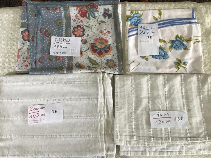 4 tafelkleden aan slechts 3 euro per stuk, Huis en Inrichting, Tafelkleden, Zo goed als nieuw, Ophalen of Verzenden