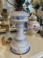 Lampe lustre porcelaine avec abat-jour verre Limoges?, Antiquités & Art, Antiquités | Éclairage, Enlèvement ou Envoi