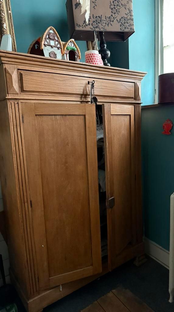 Antieke massief grenen kledingkast, Huis en Inrichting, Woonaccessoires | Etagères, Ophalen