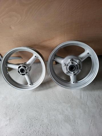   Twee Velgen suzuki gsxr 750cc sard bj1996 tot 2000 beschikbaar voor biedingen