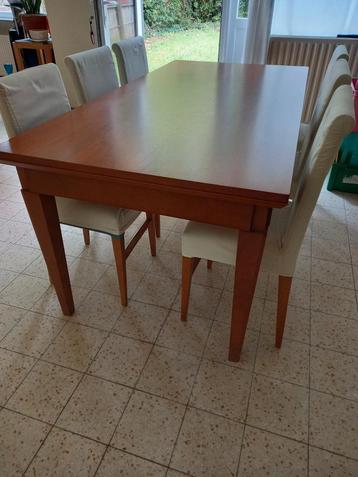 Tafel en stoelen beschikbaar voor biedingen