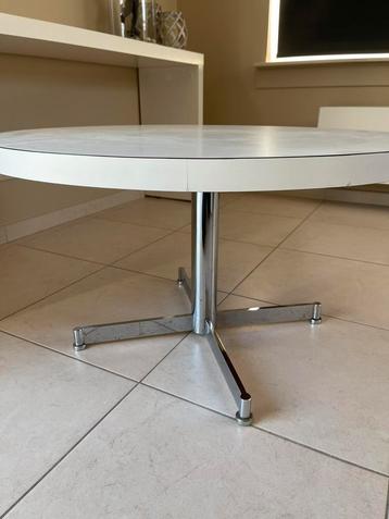 Vintage witte ronde salontafel beschikbaar voor biedingen