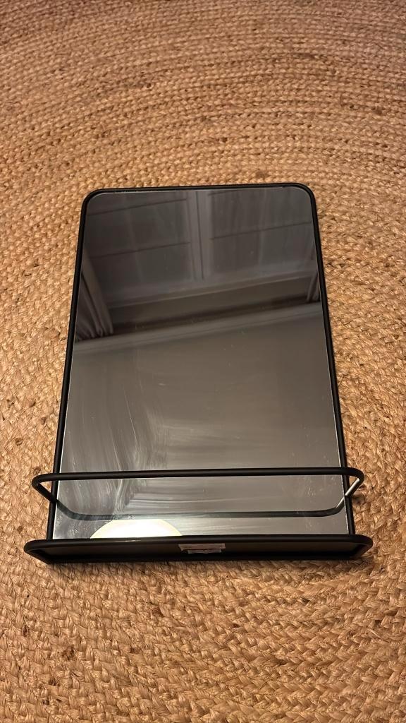 Wandspiegel met zwarte metalen plank - moderne stijl, Huis en Inrichting, Woonaccessoires | Spiegels, Zo goed als nieuw, Minder dan 50 cm