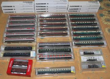 Lot 23 Wagons Eclairés avec passagers + 6 autres en TTB état beschikbaar voor biedingen