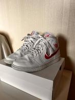 Air Jordan 1 mid - blanc/university rouge, Kleding | Heren, Schoenen, Ophalen, Nike, Gedragen, Wit