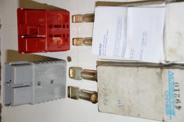 Twee pouwer-connectors voor batterijaansluiting  Nieuw beschikbaar voor biedingen