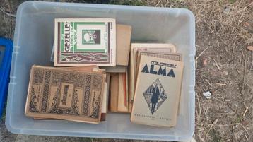 Doos vol antieke boeken beschikbaar voor biedingen