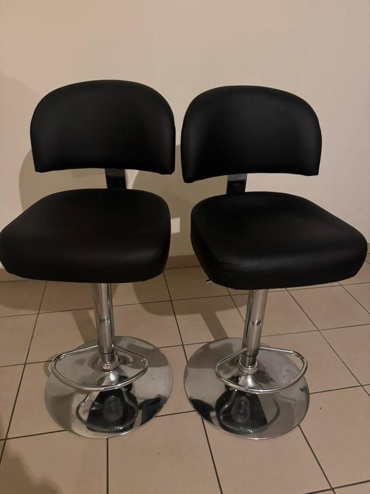 2 Draaibare Barkrukken - Zwart dun leer, Huis en Inrichting, Barkrukken, Zo goed als nieuw, 90 cm of meer, Leer, 2 krukken, In hoogte verstelbaar