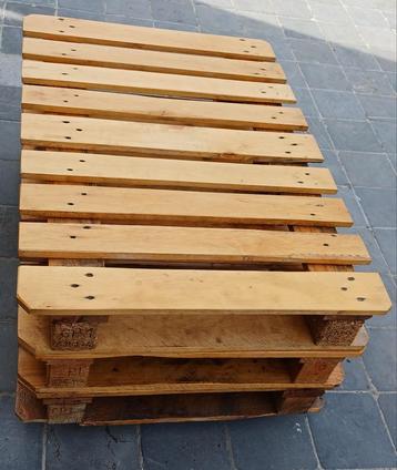 Salontafel uit paletten beschikbaar voor biedingen