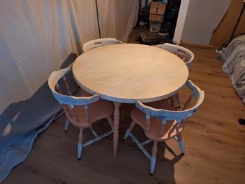 Ronde tafel met 4 stoelen beschikbaar voor biedingen