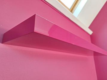 1 roze wandplank + 9 roze deurknoppen beschikbaar voor biedingen