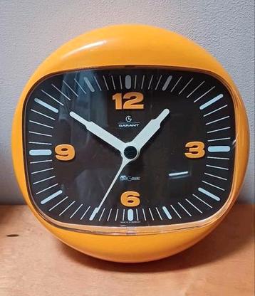 Horloge murale Space Age des années 1970 GARANT disponible aux enchères