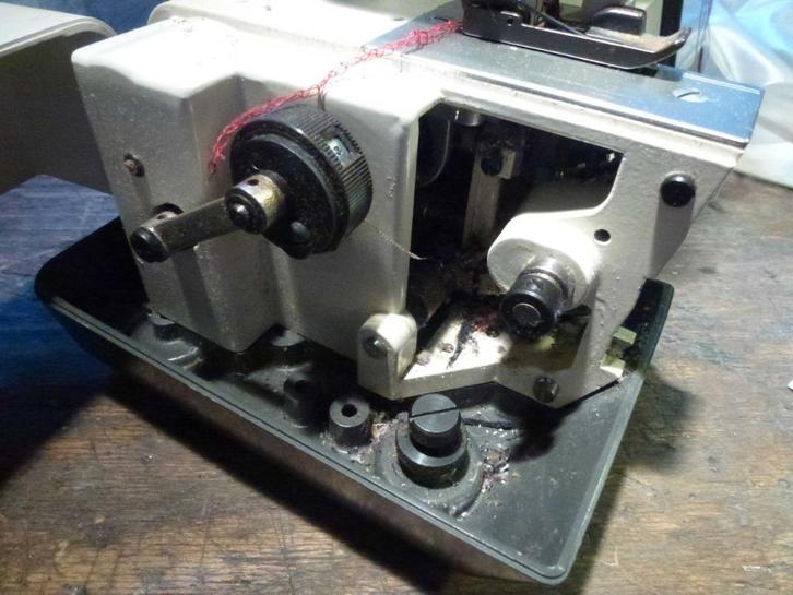 surjeteuse LEWENSTEIN LOCK  M-4  type  2048, Hobby en Vrije tijd, Naaimachines en Toebehoren, Lockmachine, Lewenstein, Ophalen