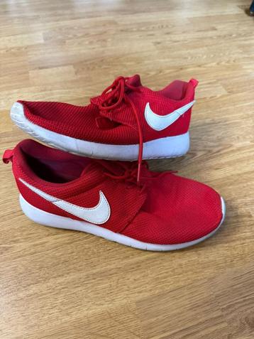 Rode sportschoenen Nike 39 beschikbaar voor biedingen
