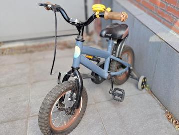 Kinderfiets met wielen en bel  beschikbaar voor biedingen