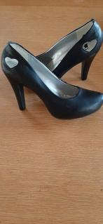 Zwarte pumps maat 39 Shick met hartje, Kleding | Dames, Schoenen, Ophalen of Verzenden, Gedragen, Pumps