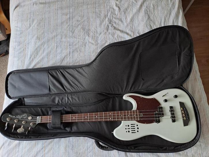 Godin Basgitaar Ultra Carbon White., Muziek en Instrumenten, Snaarinstrumenten | Gitaren | Bas, Zo goed als nieuw, Elektrisch