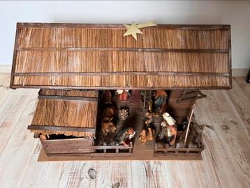Zeer grote kerststal met figuren beschikbaar voor biedingen