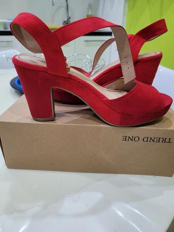 Chaussure deux paire et trois echarpe neuf chaussure, Enlèvement ou Envoi, Comme neuf, Rouge