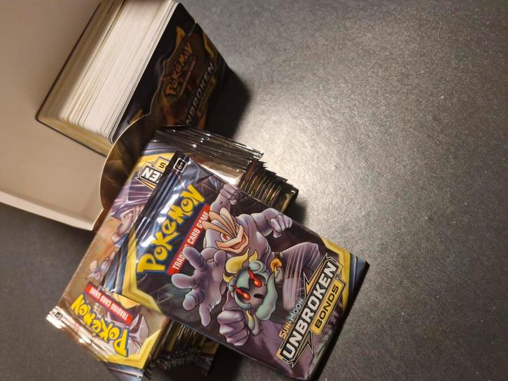 15 Pokémon pakjes ubroken bonds, Hobby en Vrije tijd, Verzamelkaartspellen | Pokémon, Zo goed als nieuw, Boosterbox, Foil, Verzenden