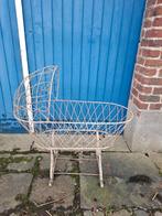 Antieke vintage wiegje van metaal. Einde 19e begin 20e eeuw., Ophalen