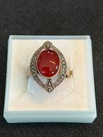 Zilveren ring met makasiet en rood steentje, Bijoux, Sacs & Beauté, Bagues, Enlèvement ou Envoi, Comme neuf, Rouge