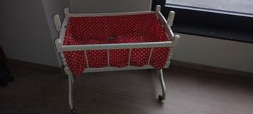 houten poppenbed beschikbaar voor biedingen