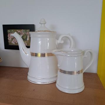Maastrichtse keramische koffiepot en melkkan  beschikbaar voor biedingen