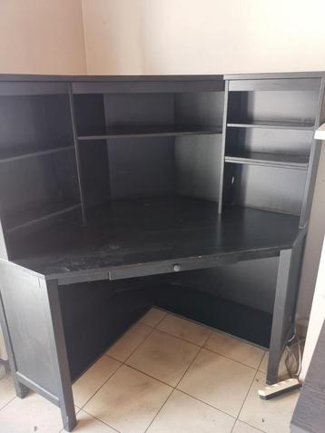 Gratis hoekbureau beschikbaar voor biedingen