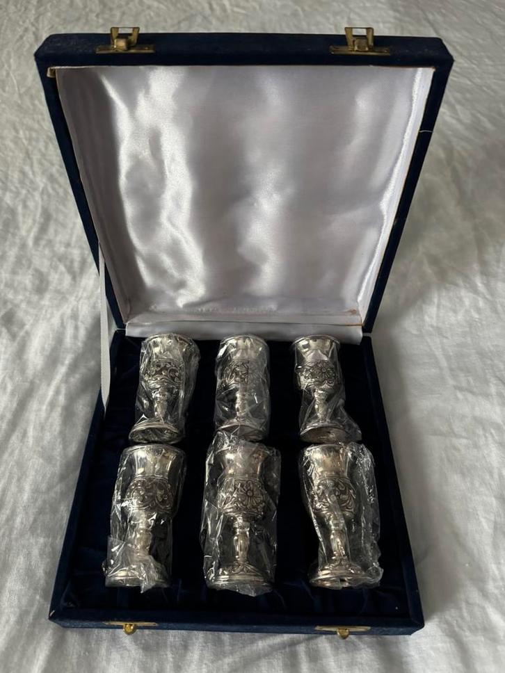 Zilveren bekerset – 6 gegraveerde kelkjes in originele doos, Antiek en Kunst, Antiek | Zilver en Goud, Zilver, Ophalen