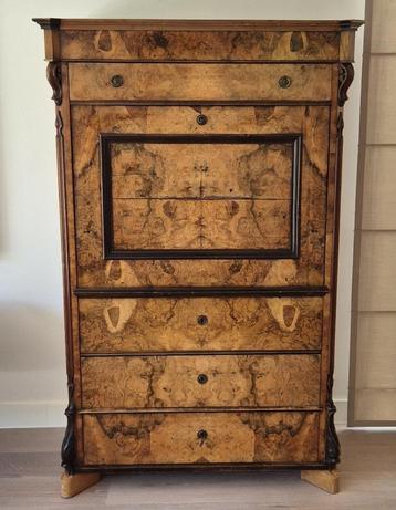 Secretaire beschikbaar voor biedingen