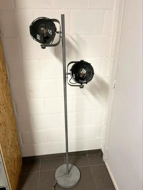 Staande lamp industrieel met warm wit licht, Huis en Inrichting, Lampen | Vloerlampen, Zo goed als nieuw, Ophalen of Verzenden