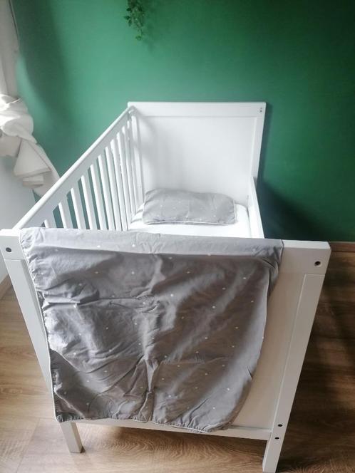 Lit bébé évolutif + matelas+ draps de lit + Protège-matelas, Kinderen en Baby's, Kinderkamer | Bedden, Zo goed als nieuw, Minder dan 140 cm