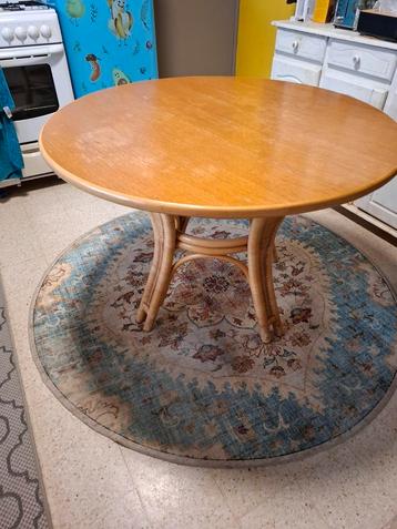 Mooie stevige Rotan tafel 130cm beschikbaar voor biedingen