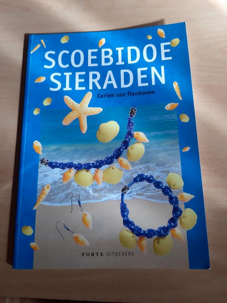 Boekje kids sieraden knutselen scoebidoe als nieuw, Livres, Loisirs & Temps libre, Comme neuf, Fabrication de bijoux, Convient aux enfants